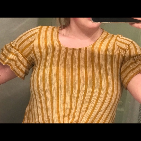 Cute cropped summer shirt!! - Picture 2 of 2